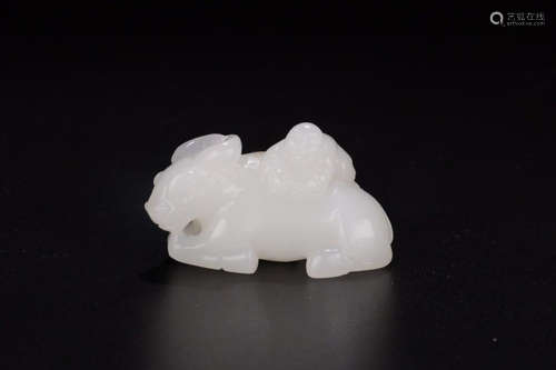 A HETIAN JADE CARVED 'MUNIUTONGZI' ORNAMENT