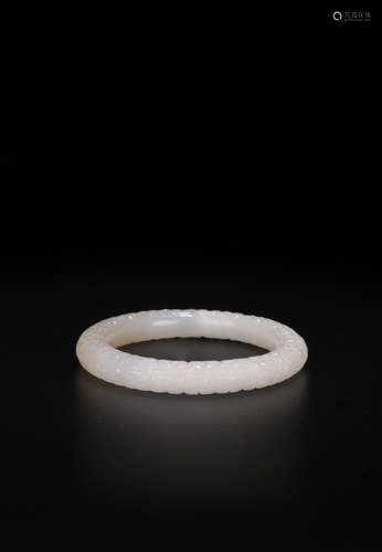 A HETIAN JADE COULD PATTERN BANGLE