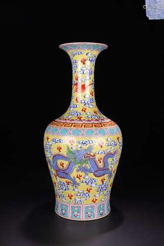 A ENAMELED DRAGON PATTERN VASE