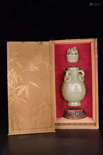 A HETIAN JADE VASE