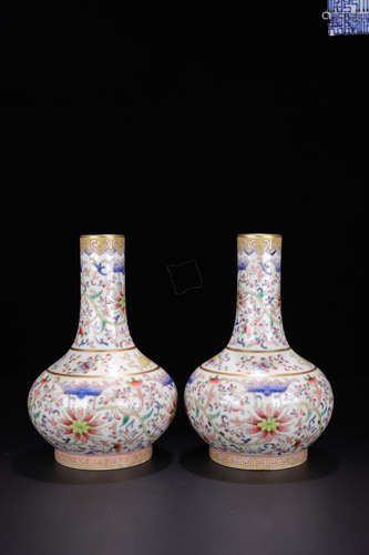 A FAMILLE ROSE FLOWER PATTERN VASE