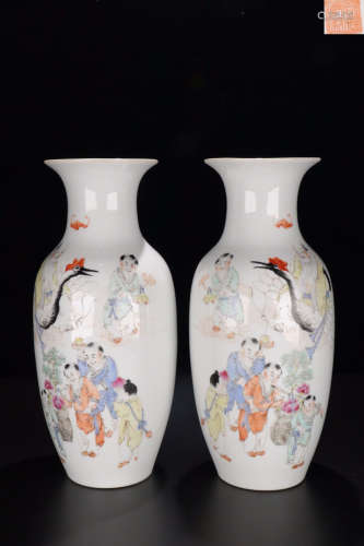 A PAIR OF  FAMILLE ROSE 'FUSHOUMIANCHANG' VASES