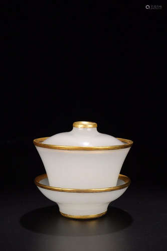 AN AGATE EMBEDED GILT SILVER BOWL