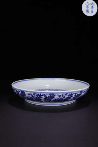 A WINDING LOTUS PATTERN BLUE AND WHITE PLATE