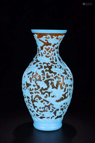 A DRAGON PATTERN VASE