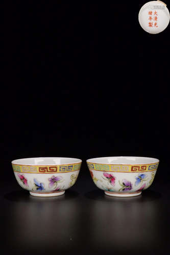 A PAIR OF FAMILLE ROSE BUTTRT FLY PATTERN BOWLS