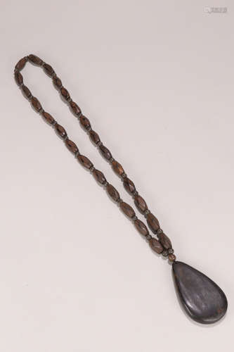 AN OLD CHENXIANG WOOD WATERDROP SHAPED PENDANT