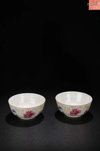 A PAIR OF 'TONGZHI'MARK FAMILLE ROSE 'BAOXIANG'FLOWER PATTERN CUPS