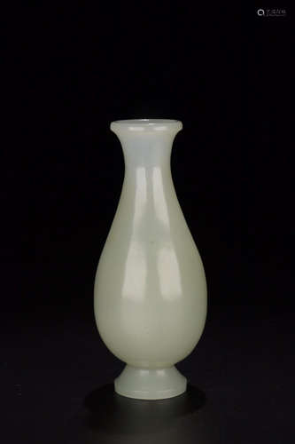 A HETIAN JADE VASE