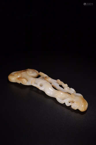 A HETIAN JADE CARVED 'RUYI' ORNAMENT