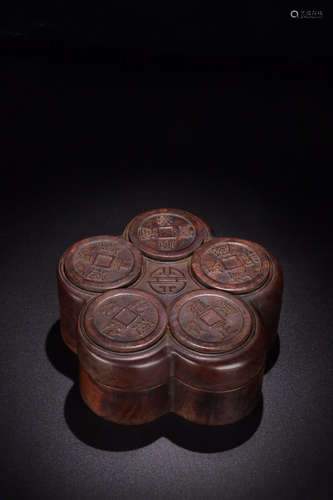 A SET OF CHENXIANG WOOD RINGS WITH A HUANGHUA WOOD COIN PATTERN BOX