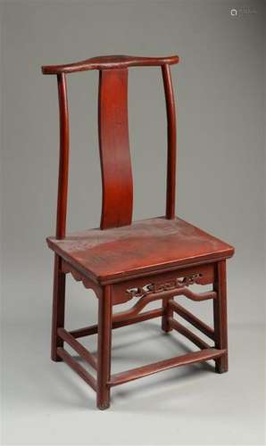 CHINE Chaise en bois laqué rouge, reposant sur un …