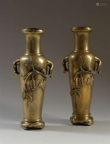 INDOCHINE Paire de vases balustres en bronze à déc…