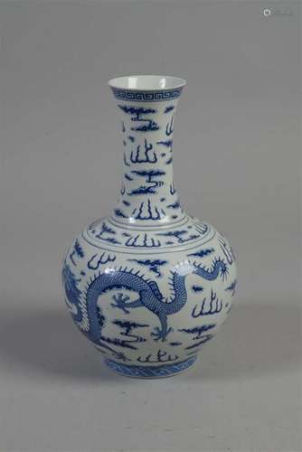 CHINE Vase bouteille à long col étroit en porcelai…