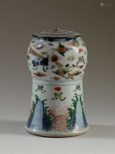 CHINE Vase cornet décoré en émaux WUCAI d'objets p…