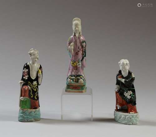 CHINE Trois figurines en porcelaine représentant d…