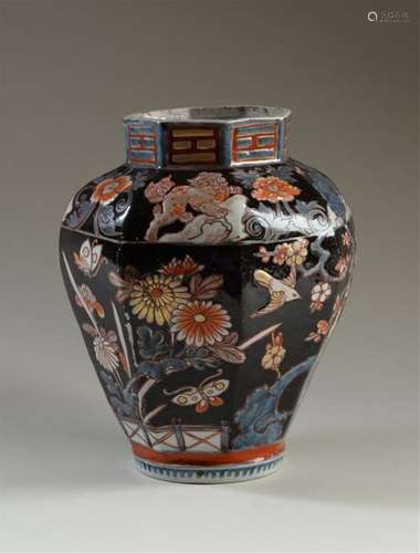 JAPON Vase balustre à pans coupés en porcelaine dé…