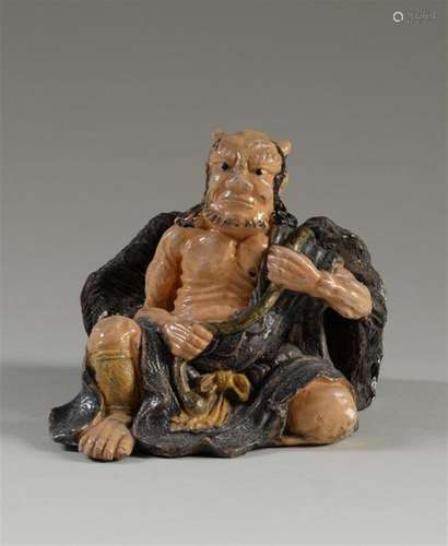 JAPON Statuette en terre cuite émaillée polychrome…