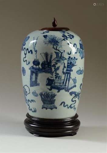 CHINE Vase ovoïde en porcelaine décorée en bleu so…