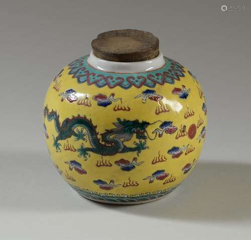 CHINE Vase ovoïde en porcelaine décoré en polychro…