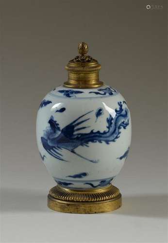 CHINE Vase ovoïde en porcelaine décorée en bleu so…