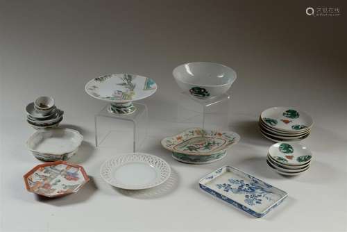 CHINE Ensemble de porcelaines décorées en polychro…