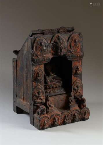 NEPAL Temple bouddhique domestique en bois sculpté…