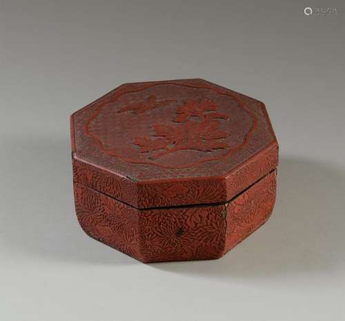 CHINE Boite hexagonale en bois laqué rouge cinabre…