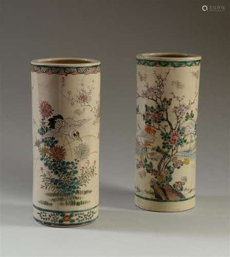 JAPON Paire de vases rouleaux en céramique décorée…