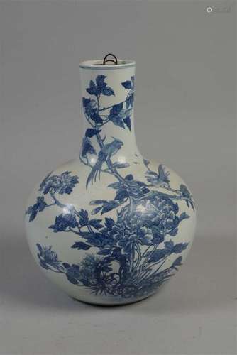 CHINE Vase tianqiuping en porcelaine décoré en ble…