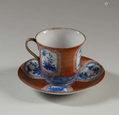 CHINE Tasse et sous tasse en porcelaine à décor d'…