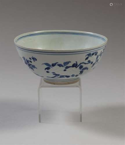 CHINE Bol circulaire en porcelaine, décoré en bleu…