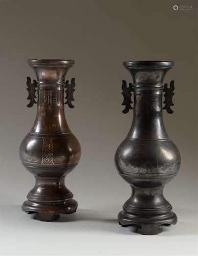 INDOCHINE Paire de vases balustre en bronze à pati…