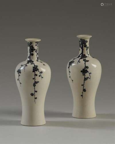 JAPON Paire de vases balustre à col étroit en céra…