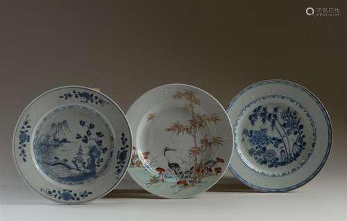 CHINE Trois assiettes circulaires dont deux à déco…