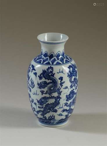 CHINE Vase ovoïde à col étroit en porcelaine décor…