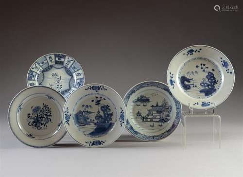 CHINE Cinq assiettes circulaires en porcelaine à d…