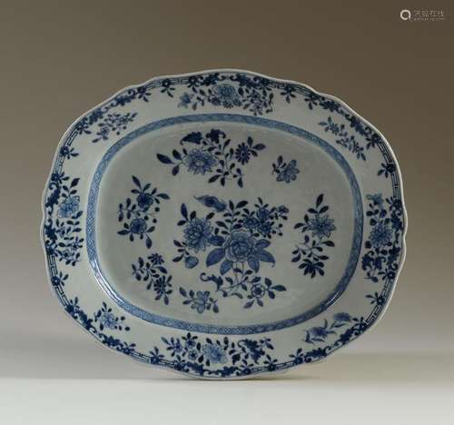 CHINE DE COMMANDE Plat à contours en porcelaine dé…