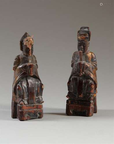 CHINE Deux statuettes en bois sculpté laqué et dor…