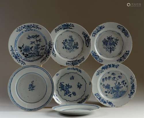 CHINE Sept assiettes en porcelaine décorée en bleu…