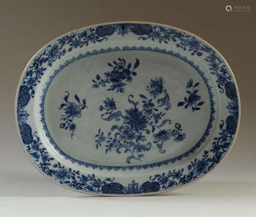 CHINE DE COMMANDE Plat à contours en porcelaine dé…