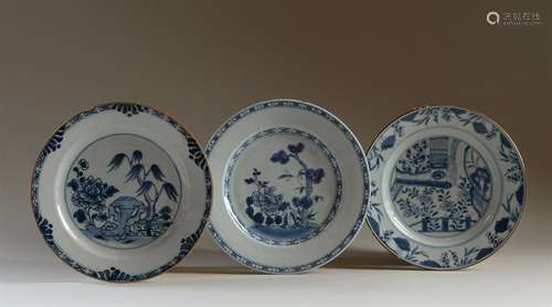 CHINE Trois assiettes en porcelaine décorée en ble…