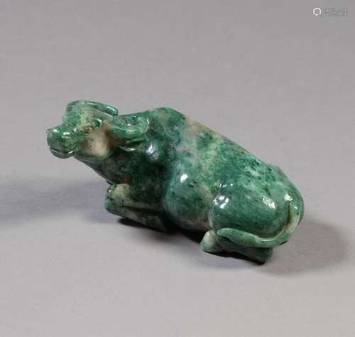 CHINE Buffle couché en jade vert épinard tacheté. …