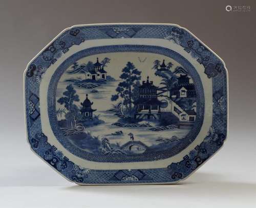 CHINE Plat octogonal en porcelaine décorée en bleu…