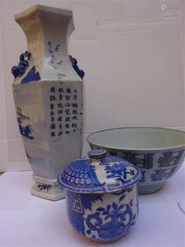 LOT DE TROIS (3) PORCELAINES BLEU BLANC Vietnam / …