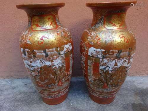 PAIRE DE VASES EN CERAMIQUE DE KUTANI Japon, Epoqu…