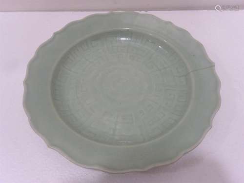 PLAT FESTONNE EN GRES PORCELAINEUX A COUVERTE CELA…