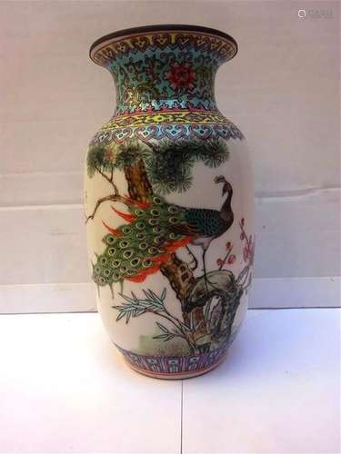 VASE QUEUE DE PHENIX EN PORCELAINE A DECOR EMAILLE…