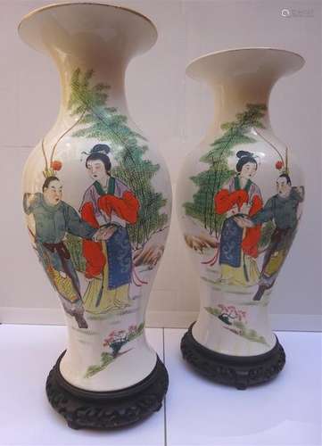 GRANDE PAIRE DE VASES EN PORCELAINE A DECOR EMAILL…