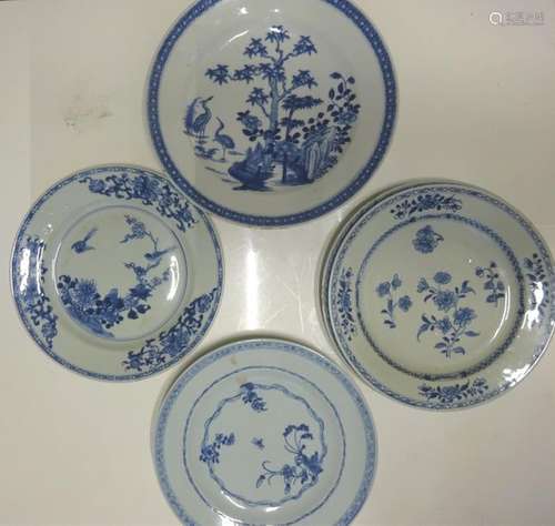 ACCUMULATION DE SIX (6) ASSIETTES EN PORCELAINE BL…